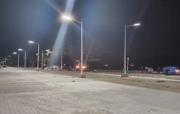 Установка H100w и 8m с 1,5 m Design 4 на провинциальной дороге